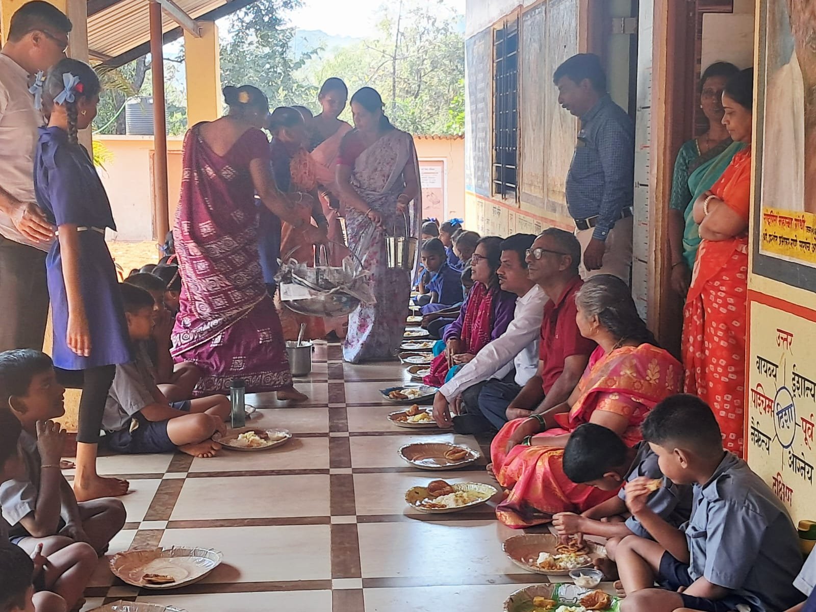 ओझरम ग्रामस्थ संजय तातोबा राणे व राजेंद्र तातोबा राणे यांनी, शाळा no 1व पिंपळवाडी शाळेतील मुलांना स्नेह भोजन दिले