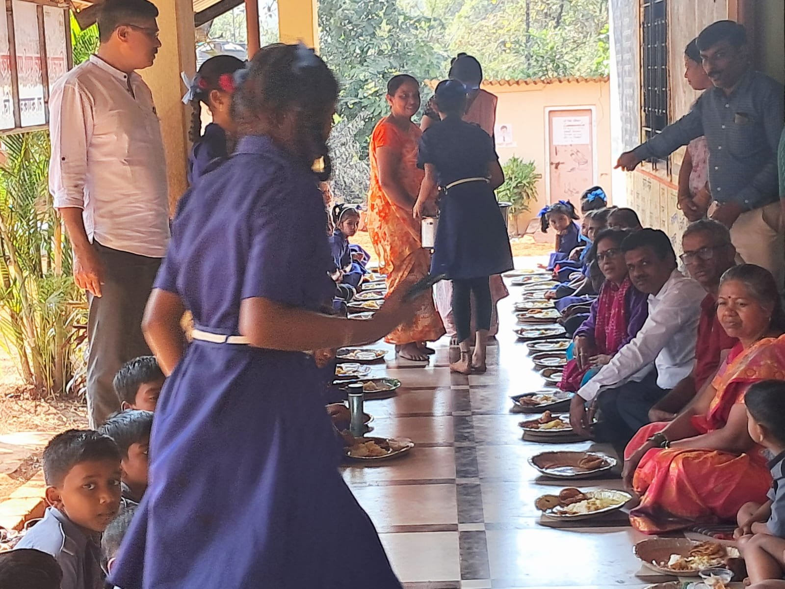 ओझरम ग्रामस्थ संजय तातोबा राणे व राजेंद्र तातोबा राणे यांनी, शाळा no 1व पिंपळवाडी शाळेतील मुलांना स्नेह भोजन दिले 1