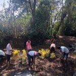 ग्रामपंचायत ओझरम येथे लोकसभागातून कच्चे बंधारे बांधले