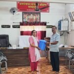 ग्रामपंचायत ओझरम मार्फत घरपट्टी भरणाऱ्यांस डस्टबिन वाटप करण्यात आले